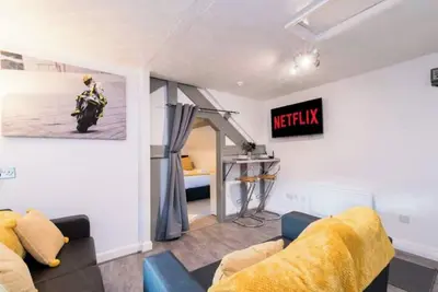 D Dwellings Apartment 8 * Free Parking * Fast WiFi