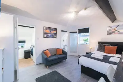 D Dwellings Studio Apartment *On-site Parking *