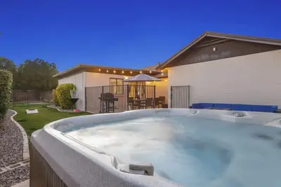 Image de Large Pool, Near State Farm Stdm and Many Entertainment Districts!