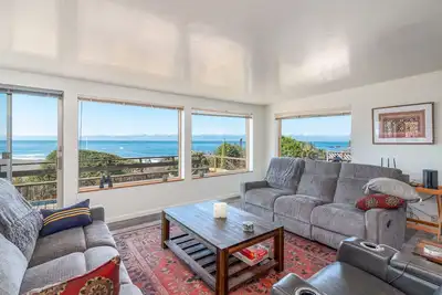 Image de Ocean Bungalow | Tesla Ev Station & Near Trails!