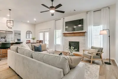 Image de Suburban Shangri-La: Where Comfort Throws a Party!