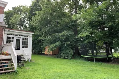 Image de Riverfront rustic mansion house\n