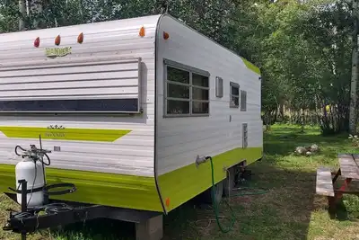 Image de Steinbeck Camper, Rustic Mid-Century Camper