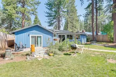 Image de Burney Cottage w/ Game Room: Walk to Town!