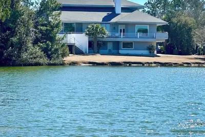 Image de Waterfront Luxury Home w 5 bd-5. 5 bath, private pool situated on 1 acre property