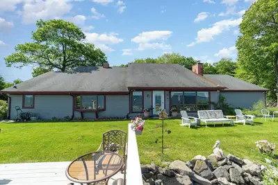 Image de Lake Huron Beach Retreat has 3 bedrooms and 2 full baths with a sandy beach!