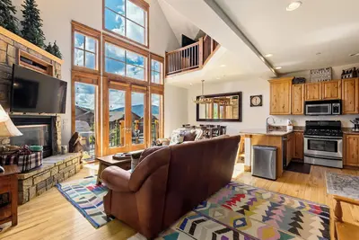 Image de Nestled in the charming Antlers Gulch Townhomes, this 3-bedroom mountain retreat