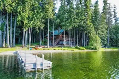 Image de 3-Story Lake-Front Log Home with Private Beach Access on Bull Lake, Mt