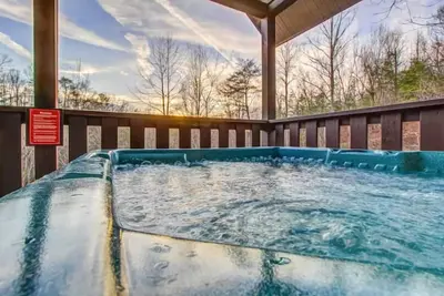 Image de Secluded~Hot Tub~King Bed~Near Attractions