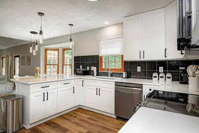 Image de 10%Off Monthly stay|Mordernhome|King-Bed|Sleeps12