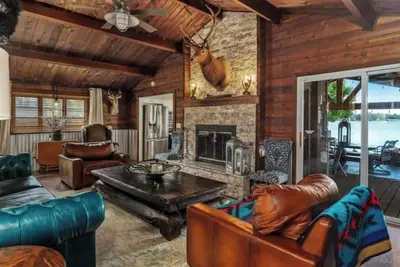Image de Log Cabin on Open Water