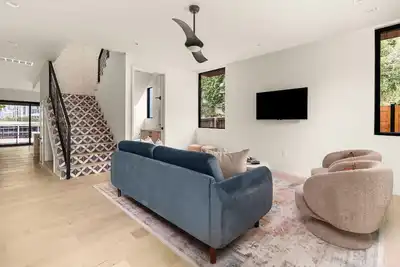 Image de Sleeps 6 w/ Skyline Views - Denim & Diamonds New!