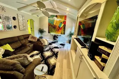 Image de Charming 3-bedroom  private oasis with pool. Awesome game room for all ages.