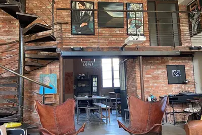 Image de Grand loft d’artiste en avec équipement professionnel audio et vidéo