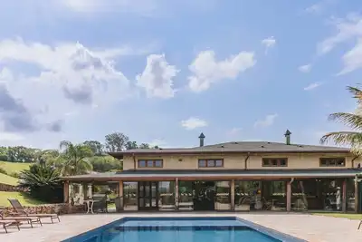 Image de Casa de luxo em Amparo com piscina e churrasqueira