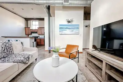 Image de Sleepover: Stylish 2bd/1ba Condo- Downtown Springfield