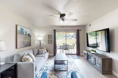 Image de Family-friendly condo with pools, hot tub, fitness room, & sports courts