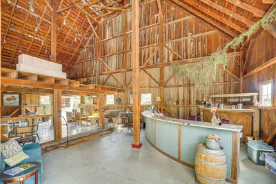 Image de Mongata Winery Retreat: Hot Tub, On-Site Tastings!