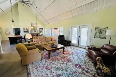 Image de Country Chic Escape - relax and enjoy a new barndominium.