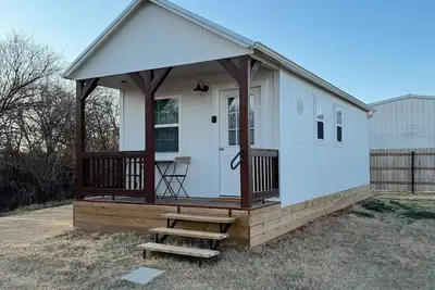 Lori - Fully Furnished 4 Person Cottage for short or mid-term stays