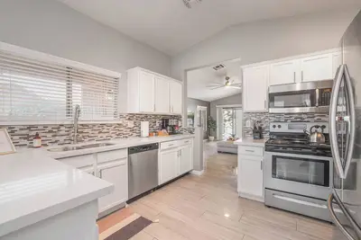 Image de Private Heated Pool, Sparkling Single-Story Ranch