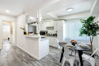 Image de Quaint City Sanctuary • King Bed