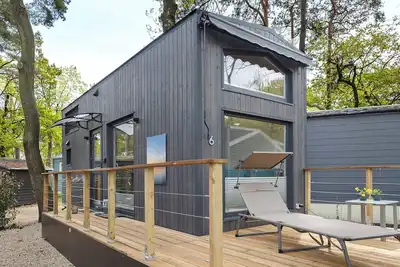 Image de Tiny Home 'Tiny House n° 6' avec terrasse privée, Wi-Fi et climatisation
