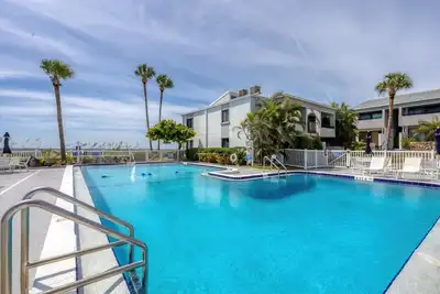 Venice Beach 2 Bedroom Condo with Beach Access+Community Pool