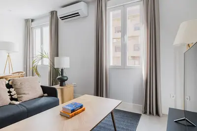 Image de Trendy Rios Rosas 2br w/ Doorman, Washer & A/C, by Blueground