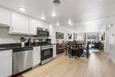 Image de Spacious 2 Bdrm Downtown Branson Lake Condo, Walk to the Landing!