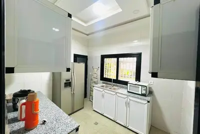 Image de Appartement de 2 chambres salon salle à manger cuisine équipée, piscine parking.