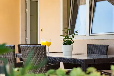 Image de Appartement de trois chambres avec la terrasse et la vue sur le mer Korcula (A-23528-a)