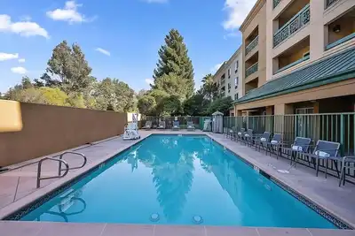 Image de Comfort and Convenience! Outdoor Pool, Free Parking, Close to Windy Hill Park!