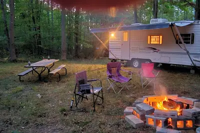 Image de A well-maintained, cozy camper  in a secluded location near state land