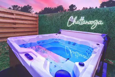 Image de The Chic Escape | Mini Golf | Luxe Hot Tub | Games