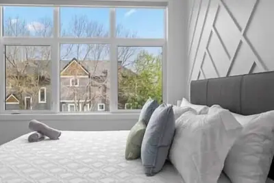 Image de 12 Guests | 2 King Beds | Ping Pong| 6 Br| Garage