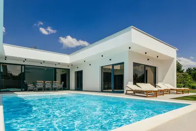Image de Belle maison de vacances privée avec climatisation, piscine privée, Wifi, Tv, terrasse, parking