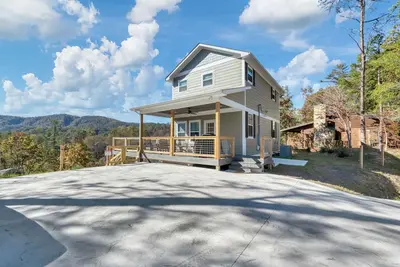 Three Bedroom Two Bath with Hot Tub, Pool Access, and Beautiful Views