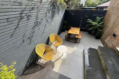 Image de Modern Elegance, Home with Mid-Century Twist