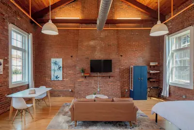 Image de Jennifer's Historic Brick Riverfront Loft Apartment