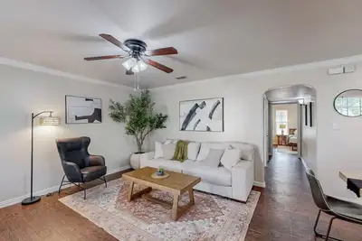 Image de Boho Chill Pad Walk to At&T | GlobeLife | Tx Live!