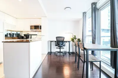 Image de Professional Suite in Dt Toronto with Pool, Sauana, Gym