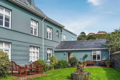 Great ground floor apartment in the heart of Aberystwyth with shared hot tub.