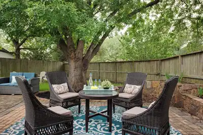 Image de Contemporary Comfort with Quick WiFi and a Gorgeous Backyard