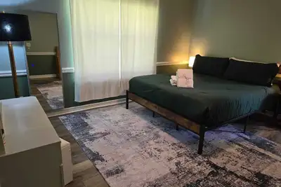 Image de Charming 3-bedroom house with WiFi and Ac a short drive from the beach!