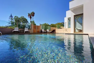 Image de Modern beachfront villa with heated pool and jacuzzi, ideal for families