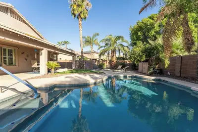 Image de The Sun Goddess: 3-Bedroom Oasis with Private Heated Pool. Close to Everything!