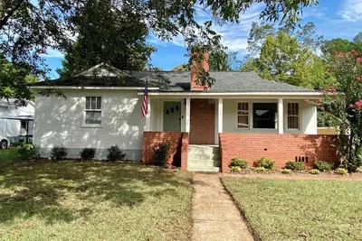 Image de Midcentury Bungalow with 3 Bedrooms in downtown Northport, 3 miles from campus