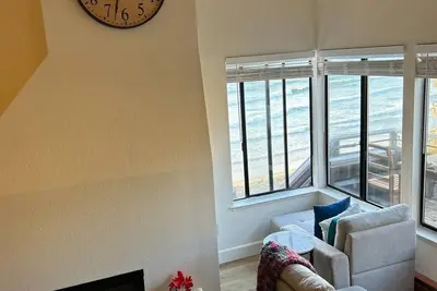 Image de Cozy 2-bedroom 2 bath condo and loft in Oceanfront Monterey with fitness room.