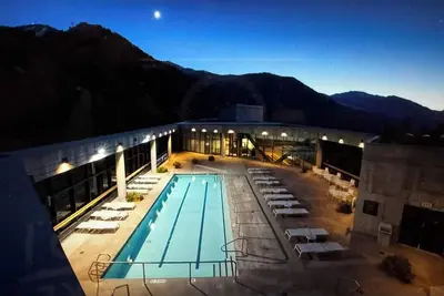Image de Snowbird—The CliffClub—ski in/out; 3br/3b; sleeps 10/jacuzzi on balcony! \n